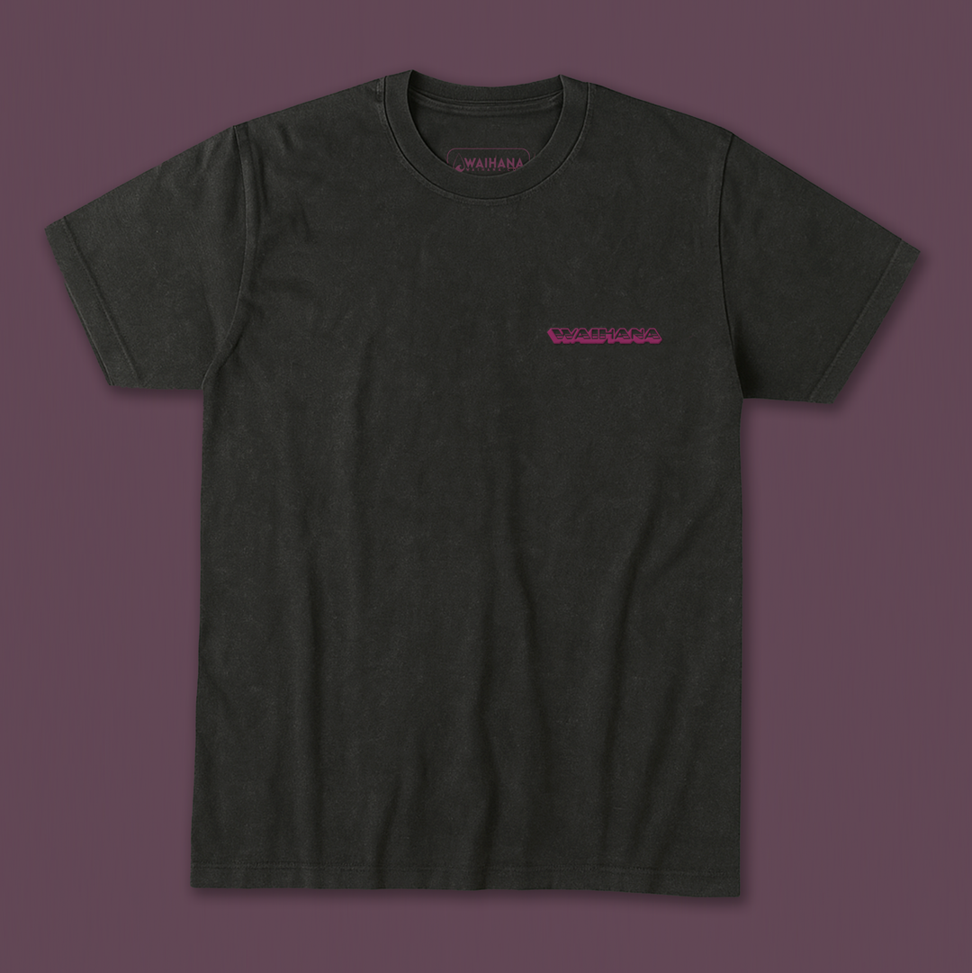 Camiseta premium de algodón pima con lavado ácido y logotipo rosa