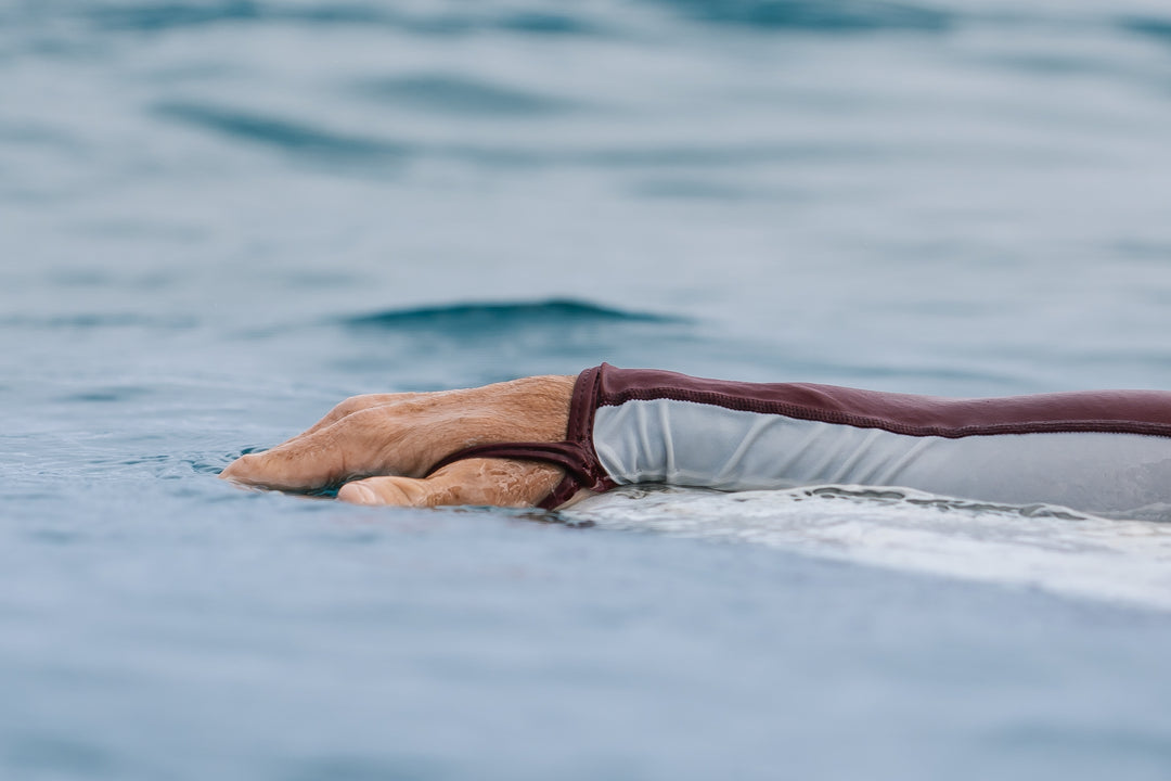 Rashguard de surf con capucha - Granate